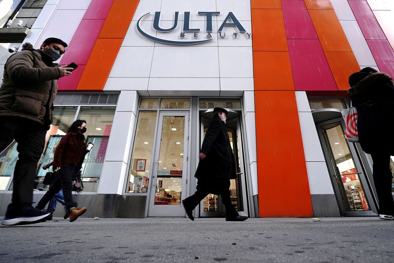 消费者经过 Ulta Beauty 门店